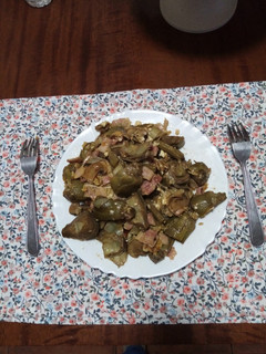 Una foto de Revuelto de alcachofas con champiñón y bacon ahumado
