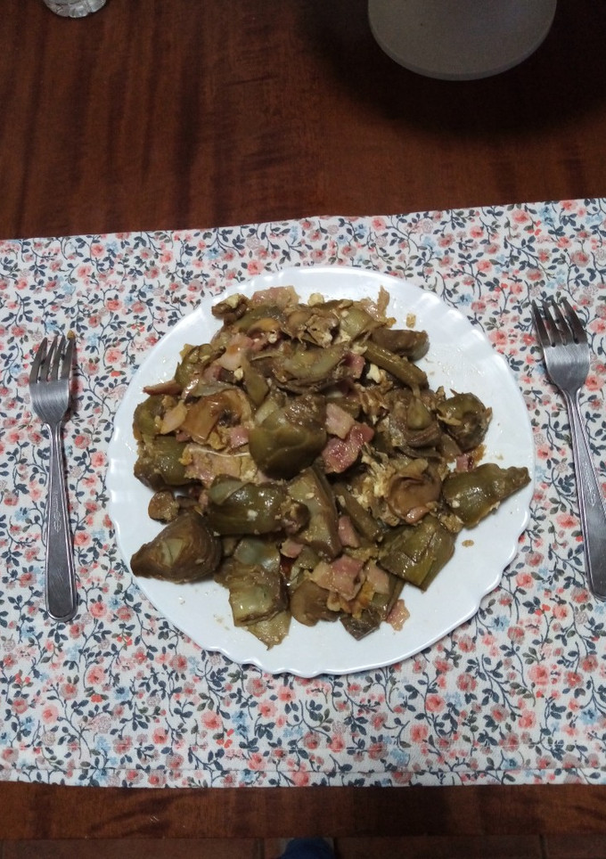 Una foto de Revuelto de alcachofas con champiñón y bacon ahumado