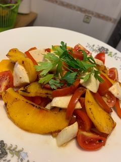 Una foto de Ensalada de melocotón 🍑 a la plancha con mozzarella y tomatitos