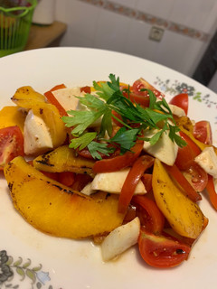 Una foto de Ensalada de melocotón 🍑 a la plancha con mozzarella y tomatitos