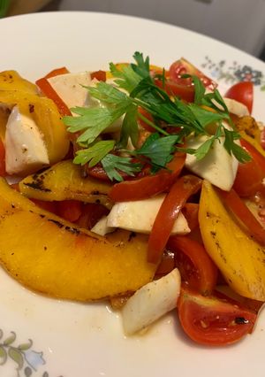 Foto principal de Ensalada de melocotón 🍑 a la plancha con mozzarella y tomatitos