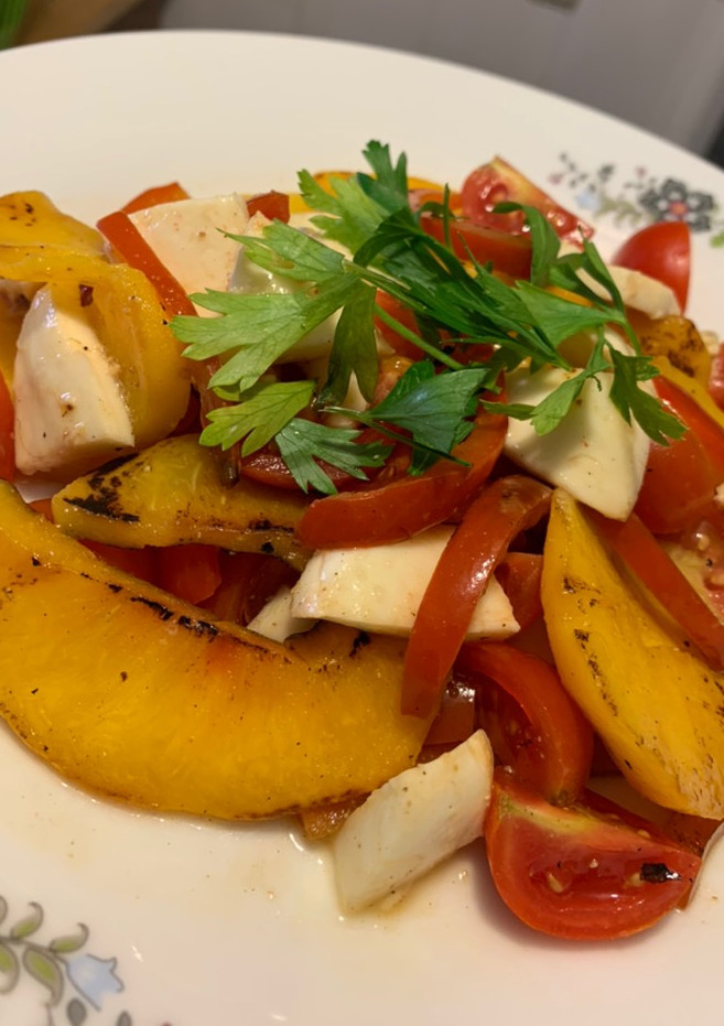 Una foto de Ensalada de melocotón 🍑 a la plancha con mozzarella y tomatitos