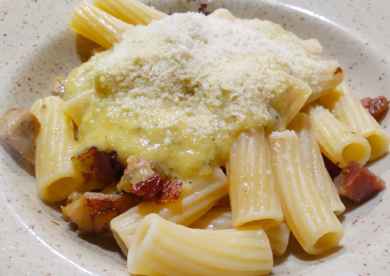Pasta con tropezones de jamón, crema de calabacín y quesos