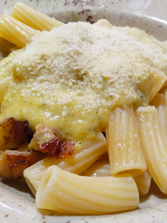 Una foto de Pasta con tropezones de jamón, crema de calabacín y quesos