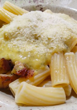 Una foto de Pasta con tropezones de jamón, crema de calabacín y quesos