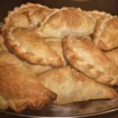 Una foto de Empanadas de carne cortadas a cuchillo