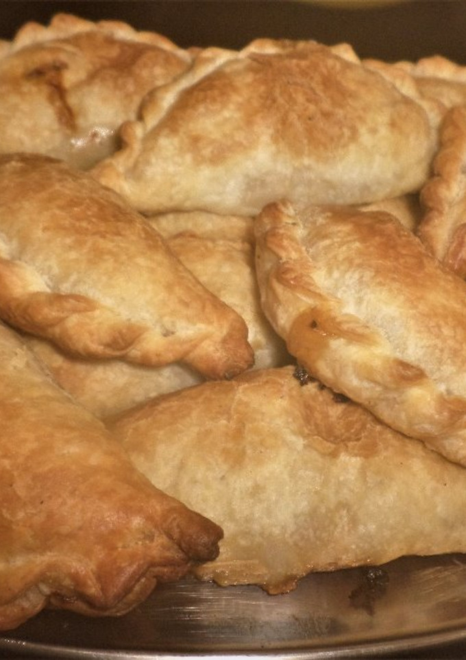 Una foto de Empanadas de carne cortadas a cuchillo