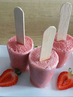 Una foto de Paletas de Helado de Fresa🍓