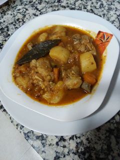 Una foto de Guiso de pollo con verduras