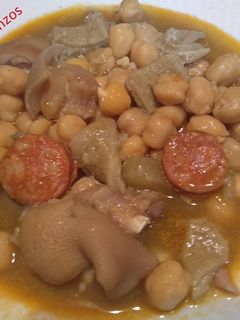 Una foto de Callos con garbanzos (como los hacía mi suegra)