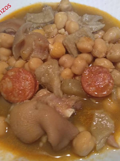 Una foto de Callos con garbanzos (como los hacía mi suegra)