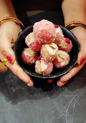 পনির ও নারকেল এর রুহ আফজা লাড্ডু (paneer o narkeler ladoo recipe in bengali) রেসিপির প্রধান ছবি