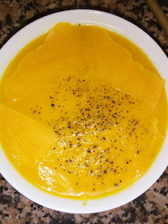 Una foto de Crema de calabaza y zanahoria, queso cheddar