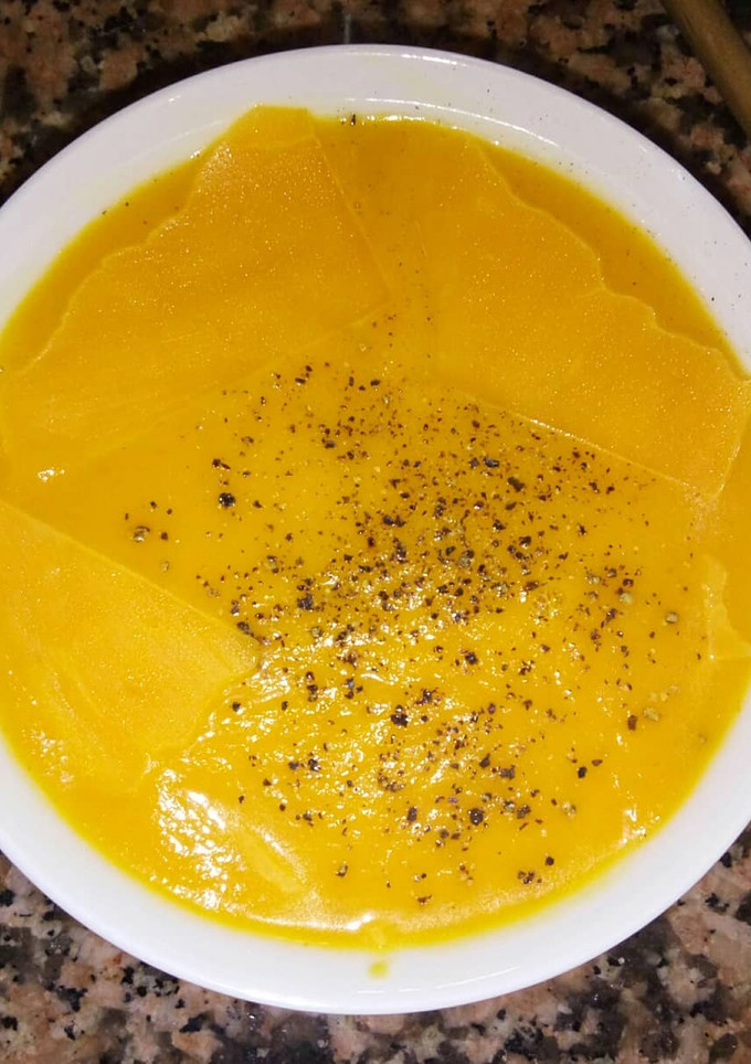 Una foto de Crema de calabaza y zanahoria, queso cheddar