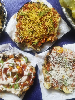 ખીચીયા પાપડ ચાટ (Khichiya Papad Chaat Recipe in Gujarati) રેસીપી મુખ્ય ફોટો