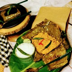 A picture of Bhetki Machher Kolapaturi or Banana Leaf Wrapped Steamed Fish.