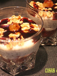 Una foto de Granada con chía, yogurt y nueces