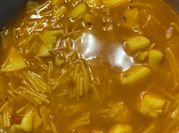 Una foto de sopa de sepia