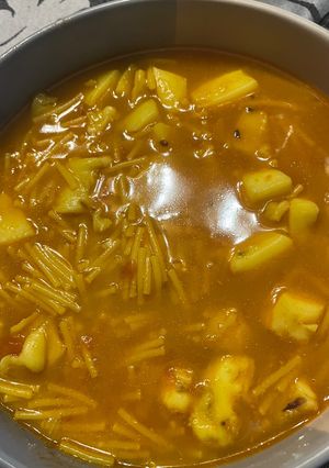 Una foto de Sopa de fideos y sepia con infusión de hierbabuena !!!!