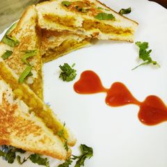 A picture of Aloo Matar Sandwiches.