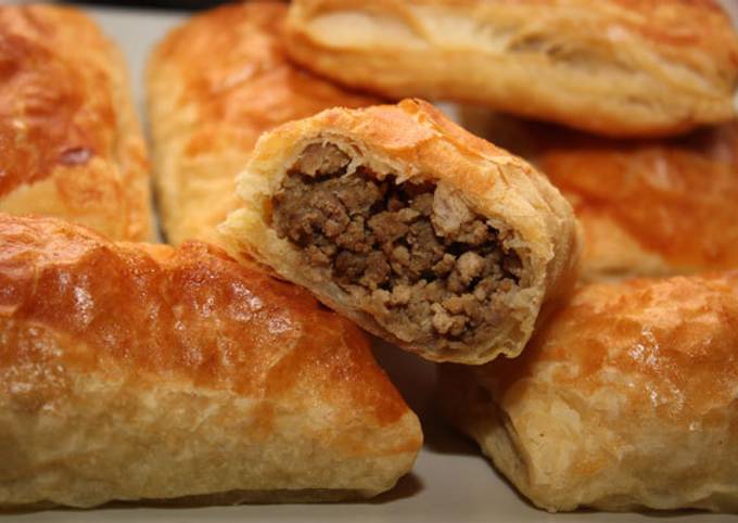 Пирожки из слоеного теста с мясом в духовке, простой