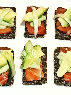 Una foto de Snack de mousse de aguacate montado sobre mató y salmón marinado