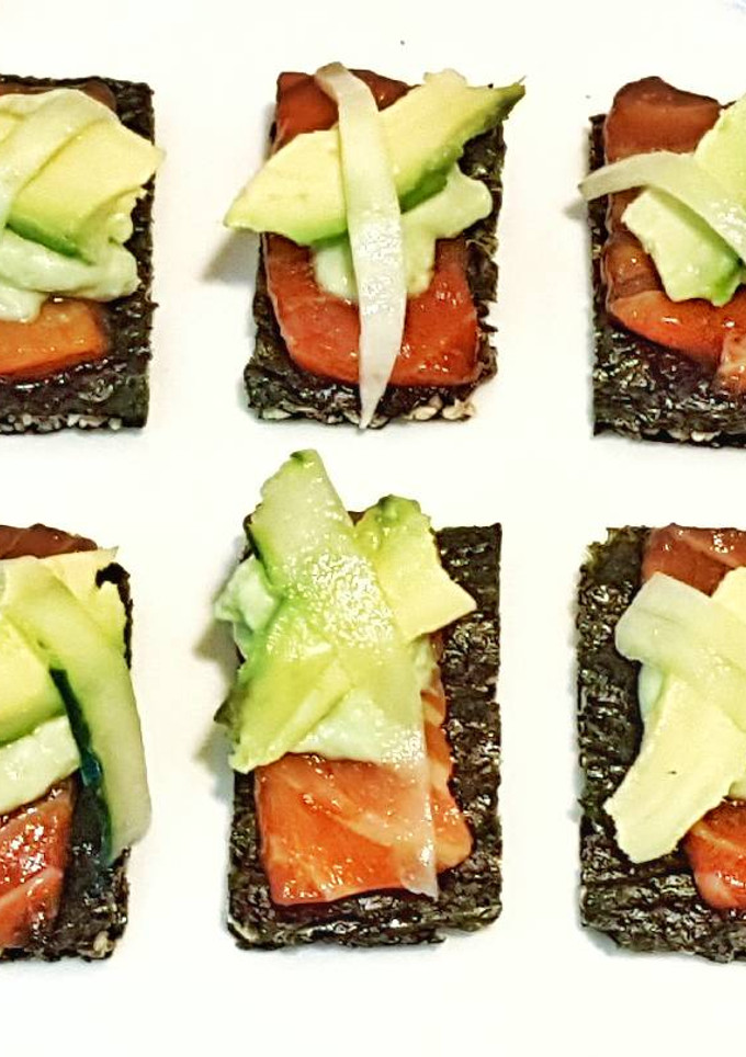 Una foto de Snack de mousse de aguacate montado sobre mató y salmón marinado