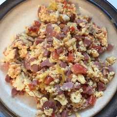 A picture of Huevos revueltos con salchicha de pavo.