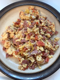Una foto de Huevos revueltos con salchicha de pavo