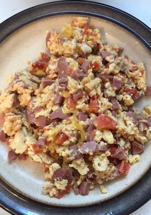 Una foto de Huevos revueltos con salchicha de pavo