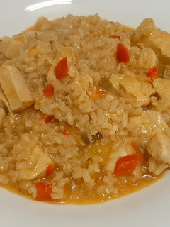 Una foto de Arroz integral con pollo y verduras