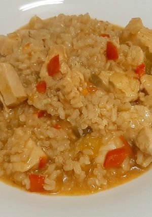 Una foto de Arroz integral con pollo y verduras