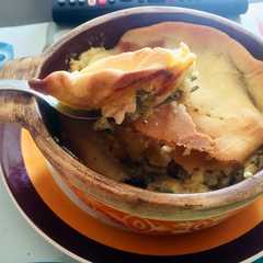 A picture of Pastel cremoso de pollo y coliflor con masa casera.