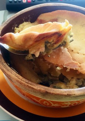 Una foto de Pastel cremoso de pollo y coliflor con masa casera