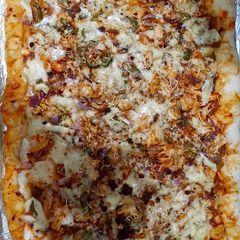 A picture of Chicken tikka pizza.