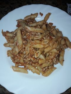 Una foto de Macarrones con carne picada tomate y cebolla