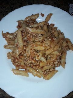 Una foto de Macarrones con carne picada tomate y cebolla
