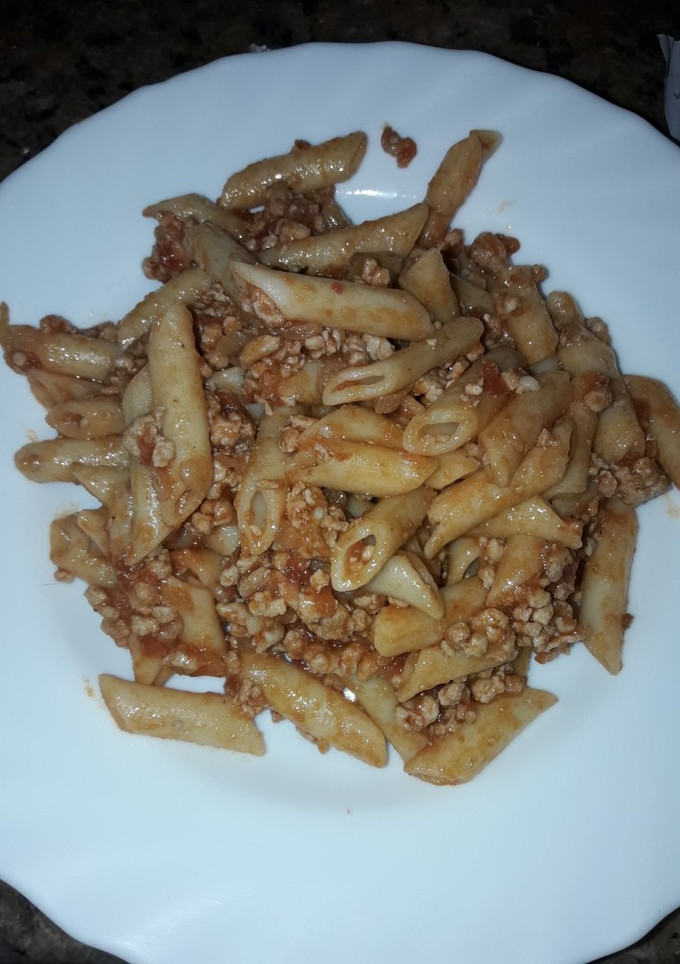 Una foto de Macarrones con carne picada tomate y cebolla