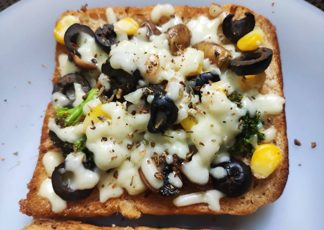 Cheesy Veggie Bread Pizza