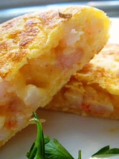 Una foto de Tortilla de bacalao y gambas