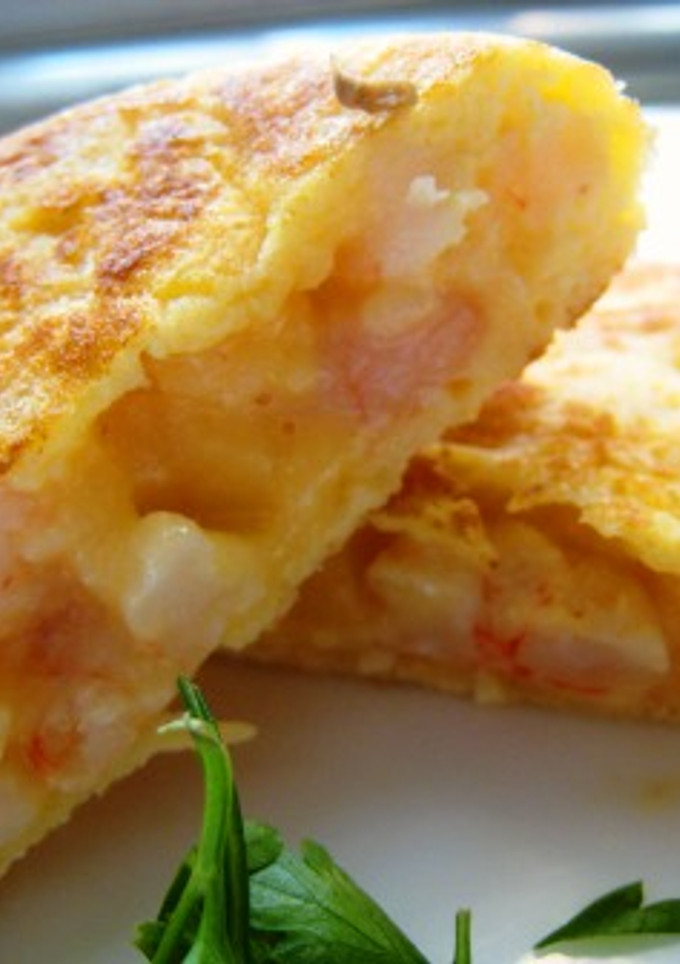 Una foto de Tortilla de bacalao y gambas