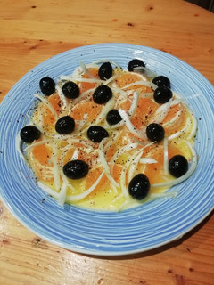 Una foto de Ensalada de naranja, cebolla y aceitunas negras 🍊🍋