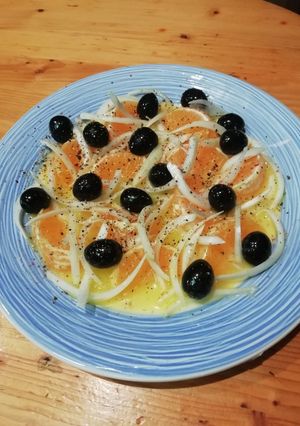 Una foto de Ensalada de naranja, cebolla y aceitunas negras 🍊🍋