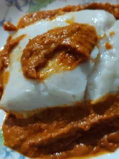 Una foto de Merluza con salsa de mejillones y piquillos