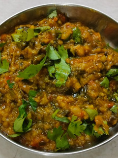 રીંગણનો ઓળો (Ringan Oro Recipe In Gujarati) રેસીપી મુખ્ય ફોટો