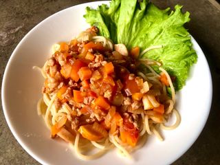 สปาเก็ตตี้ซอสมะเขือเทศ หมูสับ และไส้กรอก
