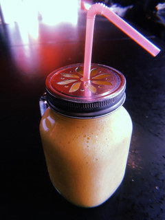 Una foto de Licuado de banana 🍌, durazno y agua 💦
