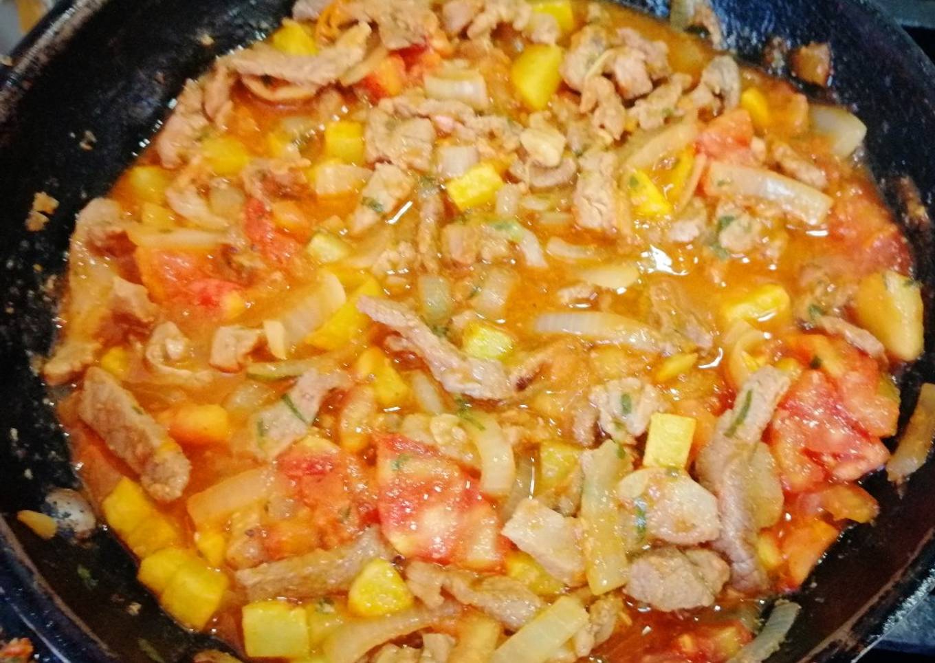 Picado de Res Entomatado con Papas