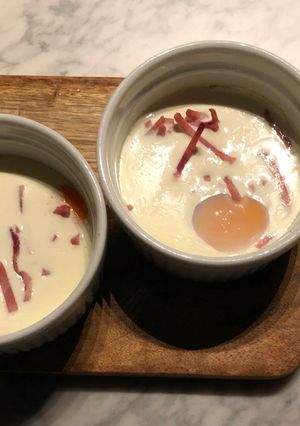 Une photo de Œufs cocottes lardon -cheddar