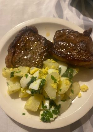 Una foto de Bife de Chorizo con Guarnición de Papa y Huevo